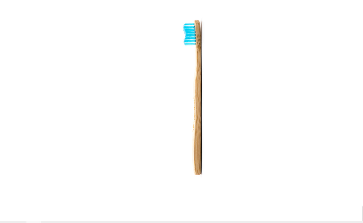 Brosse en bambou HUMBLE bleu doux pour bébé